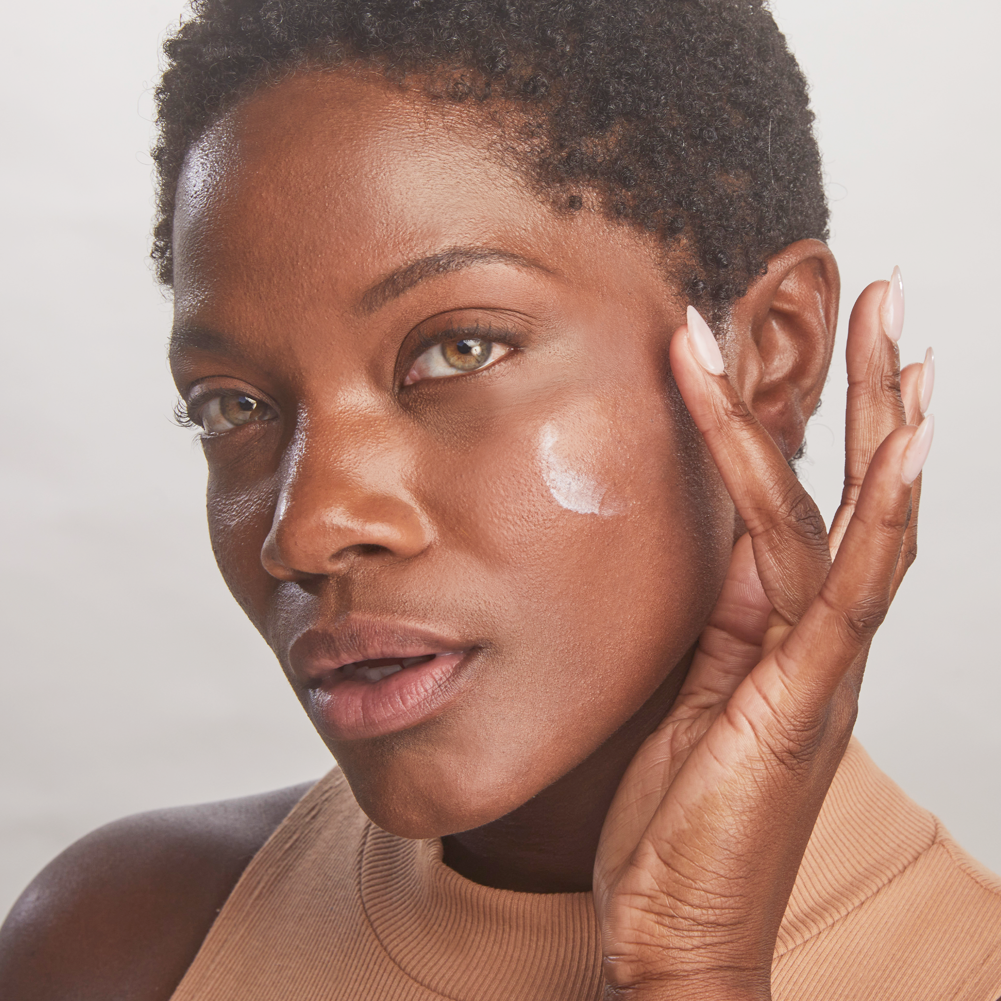 Model applying Total Protection™ No Show™ Mineral Sunscreen SPF 50 || all