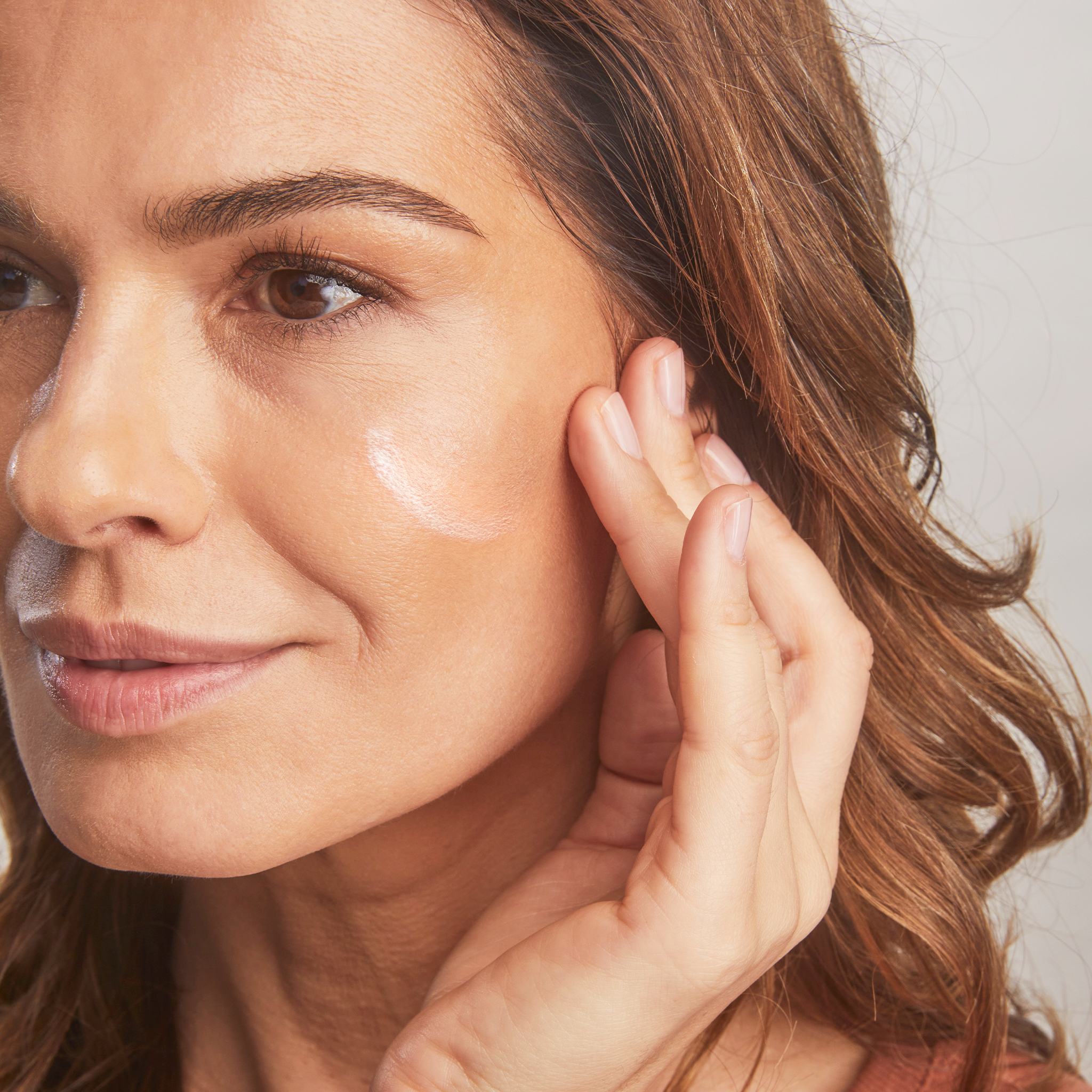 Model applying Total Protection™ No Show™ Mineral Sunscreen SPF 50 || all