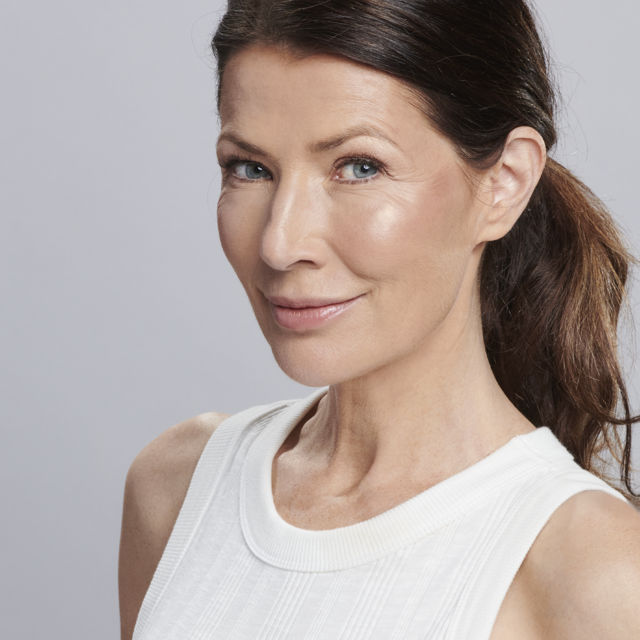 Model wearing Sunforgettable® Total Protection™ Brush-On Shield Glow SPF 50 || all